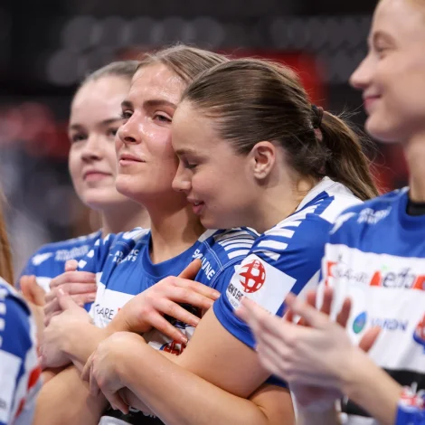 Brynhild Pálsdóttir og Lív Sveinbjørnsdóttir Poulsen hálvsfevnast her eftir dystin móti Danmark til EM-endaspælið í desember. Báðar á høgra vongi hava skift felag í summar (Mynd: Sverri Egholm)