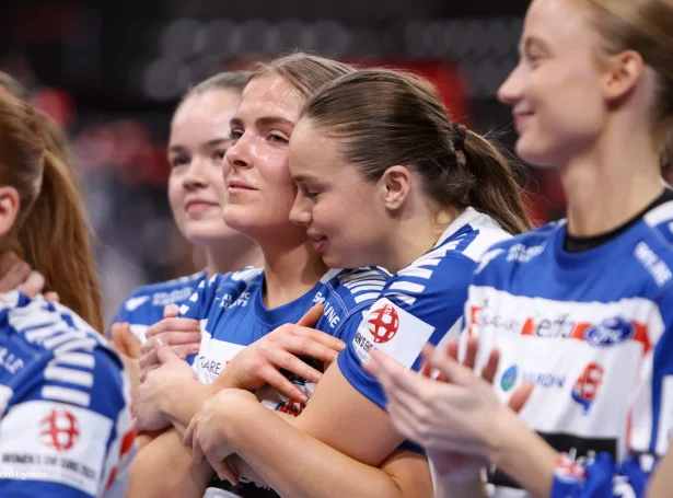 Brynhild Pálsdóttir og Lív Sveinbjørnsdóttir Poulsen hálvsfevnast her eftir dystin móti Danmark til EM-endaspælið í desember. Báðar á høgra vongi hava skift felag í summar (Mynd: Sverri Egholm)