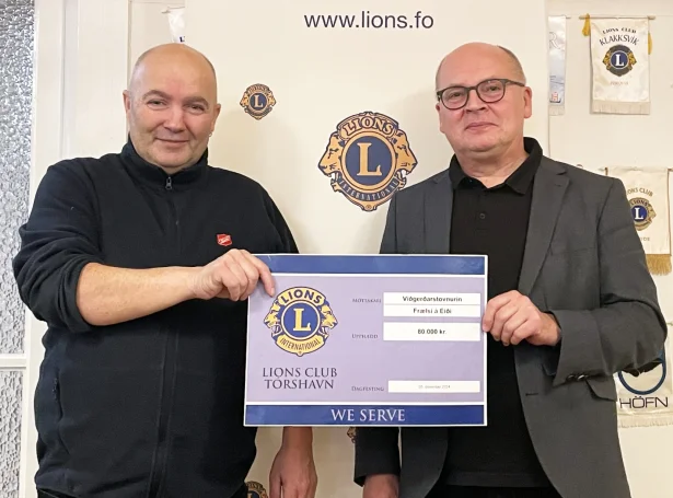 Martin Kúrberg, leiðari á viðgerðarstovninum Frælsi á Eiði, og Karl Eli Sigvardsen frá Lions Club, tá ið tær 80.000 krónurnar vórðu handaðar í vikuni