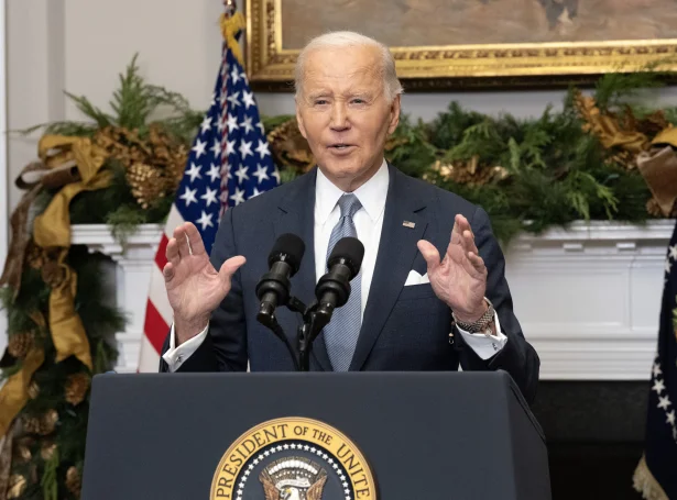 Forsetin í USA, Joe Biden, avmyndaður á tíðindafundi um støðuna í Sýria. (Mynd: EPA)