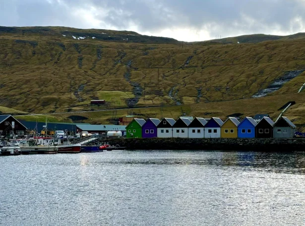 Ein innilokaður skúrur verður stoyptur afturat grøna skúrinum, og verður tað SP/F Jóni Durhuus sum kemur at gera stoypiarbeiðið (Mynd: vestmanna.fo)