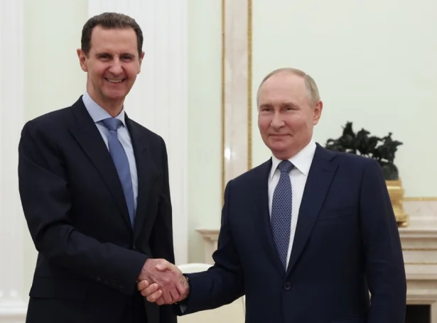 Vladimir Putin, forseti (t.h.), hevur persónliga tikið avgerð um at veita Bashir al-Assad og familju hansara friðskjól í Russlandi (Savnsmynd: EPA)