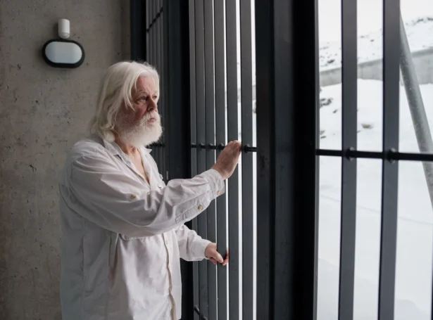 Paul Watson sat í yvir fýra mánaðir fongslaður í Grønlandi í fjør (Mynd: EPA)