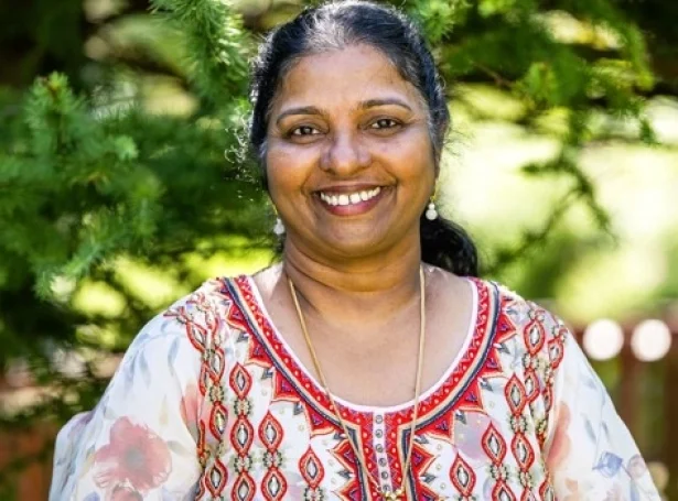 Kalpana Vijayavarathan-R, dekanur á Námsvísindadeildini á Fróðskaparsetri Føroya (Mynd: Harald Bjørgvin/Fróðskaparsetur Føroya)