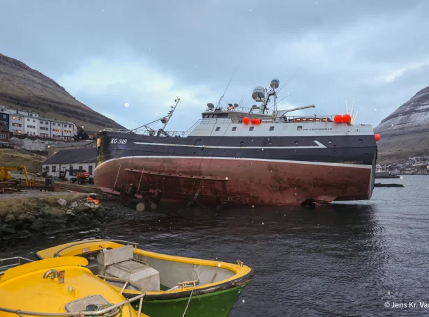 Tað ljóðaði hart, tá Polarstjørnan koppaði um tvey-tíðina. Um tað er eitthvørt við vogninum ella um tað er longur niðri er ov tíðliga at siga, men okkurt gekk so galið (Mynd: Jens Kr. Vang)