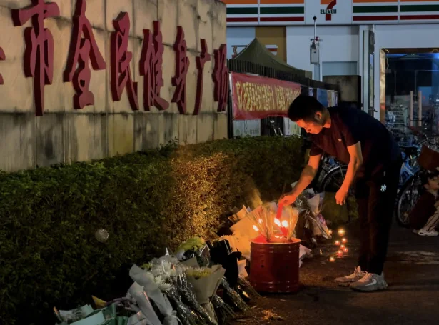 Fólk leggja blómur og tendra ljós til minnis um tey, sum lótu lív í álopinum í Zhuhai 11. november (Mynd: AP)