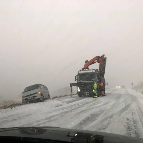 ÁvaringGEV GÆTUR: Tað er hált um alt landið. Koyrið varliga.