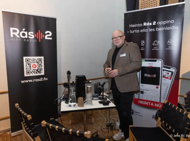 Símun J. Hansen er annar av eigarunum á útvarpsstøðini Alduni. Hin er Andrew Djurhuus (Savnsmynd: Jens Kr. Vang)
