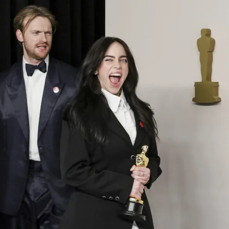 Billie Eilish fór framum í seinastu løtu