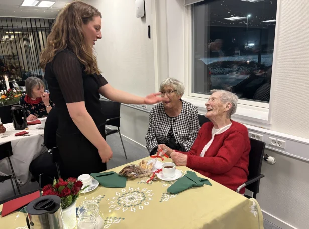 Elsa Berg, borgarstjóri, heilsar uppá føðingardagsbarnið (Mynd: torshavn.fo)