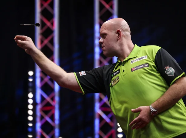 Micheal van Gerwen var ikki heilt á sínum toppstigi í hálvfinaluni men sigurin kom ongantíð veruliga í vanda. Nú bíðar stór avbjóðing mót risastóra dart-stjørnuskotinum (Mynd: EPA)