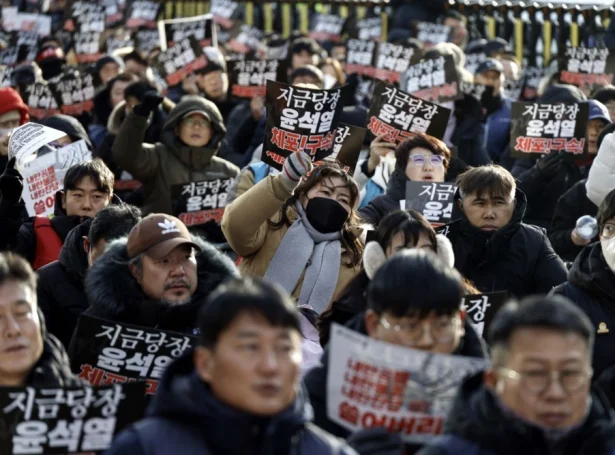 Mótmælisfólk í Seoul heita á myndguleikarnar um at handtaka Yoon Suk-yeol alt fyri eitt (Mynd: EPA)