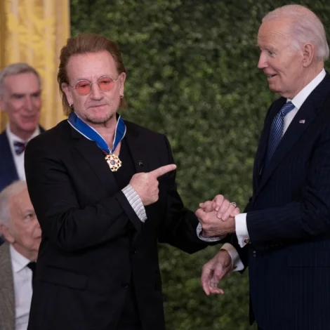 Biden heiðrað Clinton, Bono og Messi