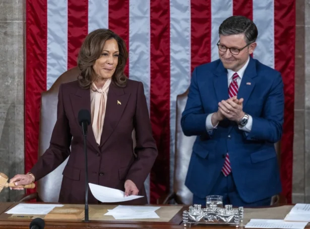 Kamala Harris góðkennir forsetavalið - við hennara lið nývaldi formaðurin í umboðsmannatinginum, Mike Johnson (Mynd: EPA)