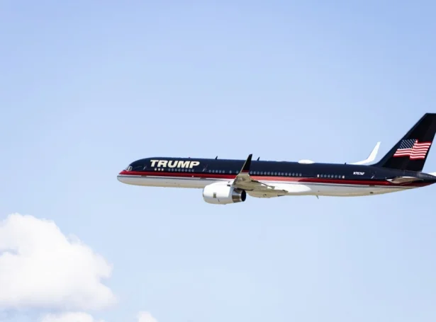 Privatflogfarið hjá Donald Trump, kallaða Trump Force One, er av slagnum Boeing 757 (Savnsmynd: EPA)