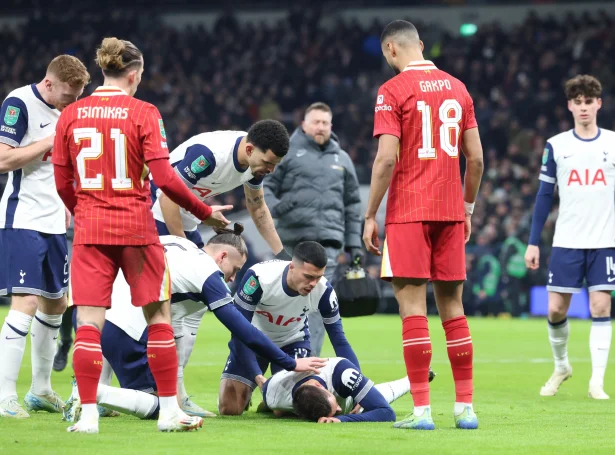 Skjótt vóru spælarar hjá Tottenham og Liverpool á staðnum, og sóu teir ógvuliga stúrnir út. Læknatoymi kom inn á vøllin, og Bentancur fekk viðgerð í átta minuttir, áðrenn hann varð borin av vølli við iltmasku (Mynd: EPA)