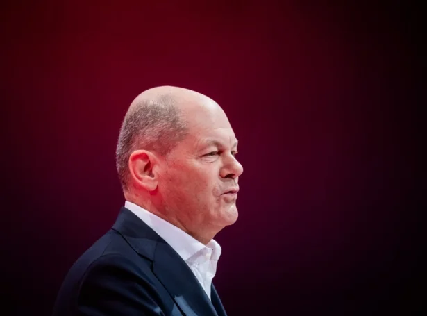 Olaf Scholz á landsfundi hjá SPD í Berlin í dag (Mynd: EPA)