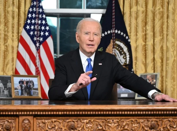 Joe Biden helt í gjár seinastu røðu sína til fólkið úr eggrundu forsetaskrivstovuni í Hvítu Húsunum (Mynd: EPA)