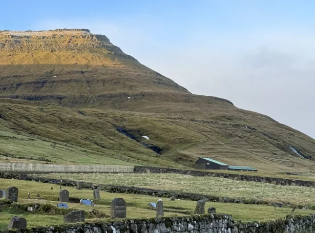 Eysturkommuna, Leirvíkar kirkja og Hebron skipa fyri kirkjugarðsvígslu sunnudagin 26 januar. Savnast verður við nýggja parkeringsplássið niðanfyri kirkjugarðin klokkan 12:30 (Mynd: eysturkommuna.fo)