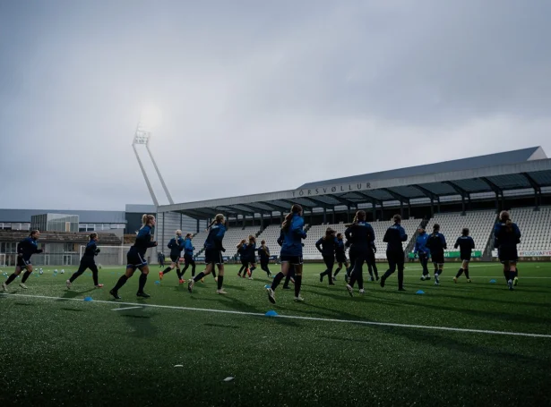 U17 hópurin við gentum fyrireikar seg í hesum døgum til EM endaspælið, sum verður í Føroyum í mai - Mynd: Andri Gerðisá