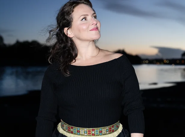 Emiliana Torrini sang millum annað 