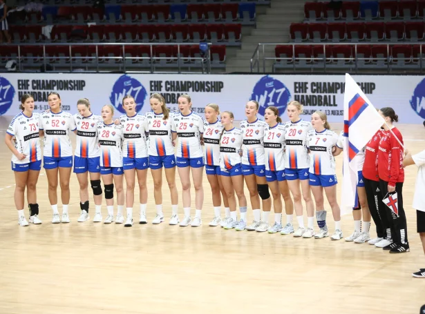 Føroyar vóru til U17 EM seinast. Tá vóru tað spælarar, sum nú eru í U19-aldursbólkunum, ið umboðaðu Føroyar (Mynd: Hondbóltssamband Føroya)