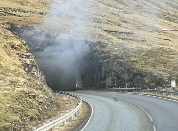 Bilførarin, ið var tann einasti í bilinum, kom skjótt út, og bert nakað av materiellum skaða var. Av tí at so nógvur roykur var í tunlinum, so var stongt fyri ferðslu í áleið ein og ein hálvan tíma (Mynd: Frank Skorastein)