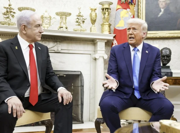 Netanyahu og Trump tosa við fjølmiðlarnar í eggrundu skrivstovuni í Hvítu Húsunum í Washintgon (Mynd: EPA)