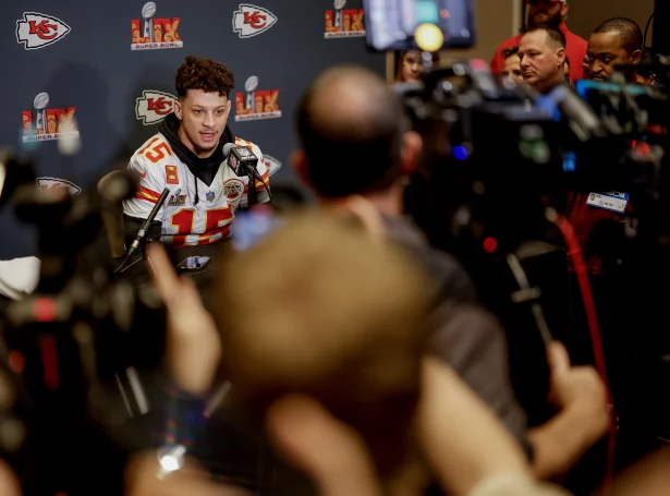 Patrick Mahomes og hinir hjá Kansas City Chiefs skulu aftur royna at verja sítt heiti. Tað er tó so nógv annað kring sjálvan dystin til eina Super Bowl (Mynd: EPA)