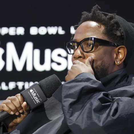 Kendrick Lamar til tíðindafundin um framførsluna, sum er ein av teimum heilt stóru beinleiðis framførslunum, sum er í USA. Hann var við sum gestur í 2022, men er fyrsti rapparin/hip-hop tónleikarin, sum einsamallur er høvuðsnavn (Mynd: EPA)