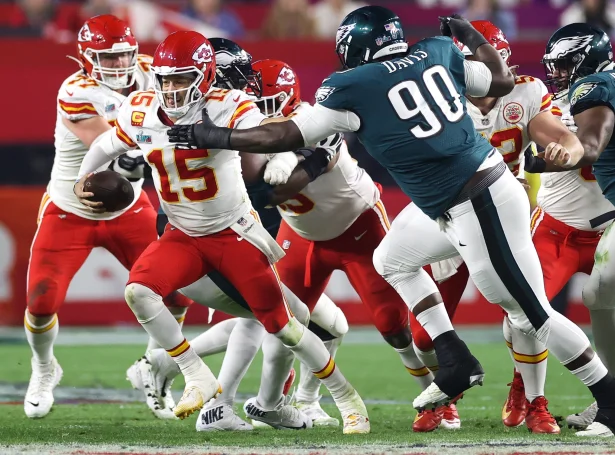 Patrick Mahomes og hinir vunnu eina ógvuliga spennandi Super Bowl móti Eagles fyri tveimum árum síðani og vunnu í longdari leiktíð í fjør (Mynd: EPA)