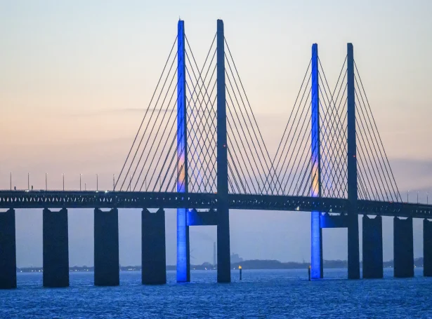 Ein førari vildi ikki støðga, tá svensk løgregla gav boð um hetta, og stutt seinni hendi óhappið. Fyrst varð latið aftur fyri ferðslu móti Danmark - í tí síðuni óhappið hendi (Mynd: EPA)