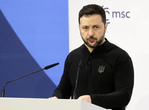 Ukrainski forsetin, Volodymyr Zelenskyj helt í dag røðu á trygdarráðstevnuni í München (Mynd: EPA)