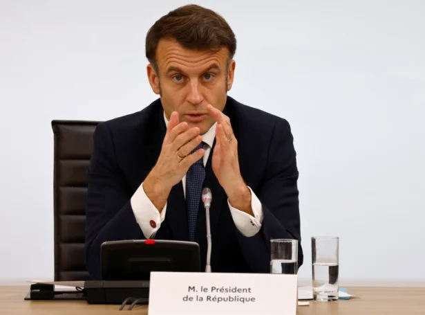 Franski forsetin, Emmanuel Macron verður í dag vertur fyri einum skundfundi í París (Mynd: EPA)