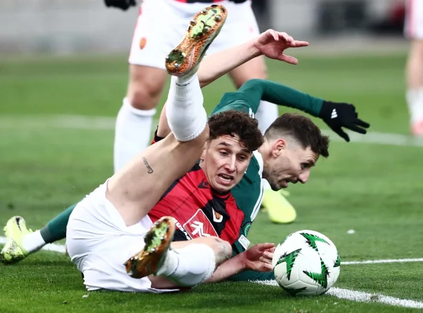 Teir stríddust fyri at halda ímóti, men heimaliðið skoraði tvær ferðir og tók plássið í Conference League-áttandapartsfinalunum (Mynd: Víkingur Reykjavík)