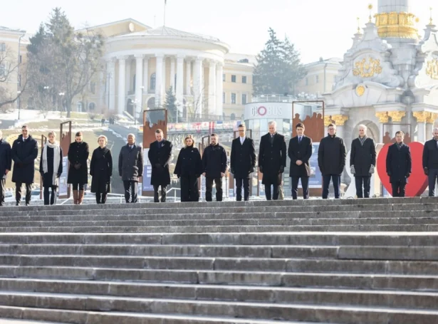 Fleiri heimsleiðarar eru farnir til Kyiv í dag at markera, at tað í dag eru trý ára dagin fyri russisku innrásina (Mynd: EPA9