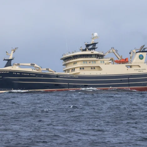 Finnur Fríði siglir heim at landa