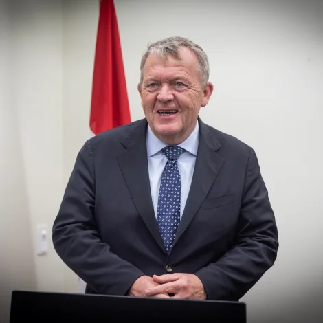 Liggur eftir øllum at døma í hondunum hjá Løkke