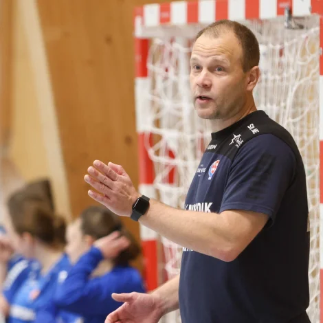 Claus Mogensen hevur verið hjálparvenjari hjá Ikast-kvinnunum størsta partin av 2025. Hóskvøldið tók hann fyribils við hjá einum av ovaru liðunum í bestu donsku deildini eftir drama í Ikast (Savnsmynd: Sverri Egholm)