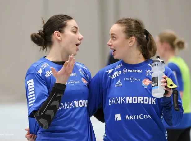 Rakul Wardum úr danska Skanderborg er tann elsta av ungu málverjunum - Lív Sveinbjørnsdóttir Poulsen skal spæla fyri barndómsfelagið VÍF aftur, og hevur harvið styttri til hesar landsliðsvenjingarnar (Mynd: Sverri Egholm)