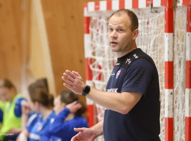 Claus Mogensen hevur verið hjálparvenjari hjá Ikast-kvinnunum størsta partin av 2025. Hóskvøldið tók hann fyribils við hjá einum av ovaru liðunum í bestu donsku deildini eftir drama í Ikast (Savnsmynd: Sverri Egholm)