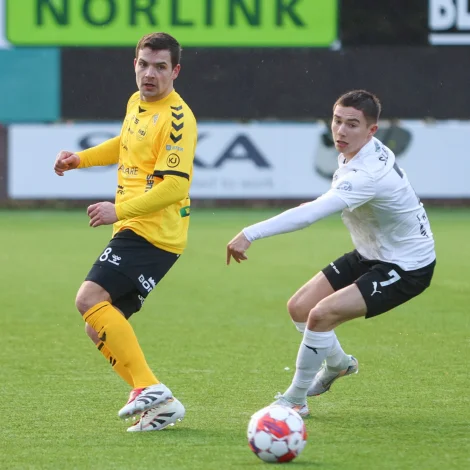 Brandur Hendriksson Olsen og NSÍ hava eina stóra roynd í Sarpugerði í dag (Mynd: Sverri Egholm)