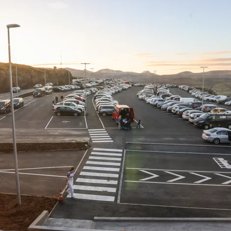 Tað verður helst fult her nakað áðrenn klokkan 19 í kvøld, tá Føroyar og Litava spæla (Mynd: Jens Kr. Vang)
