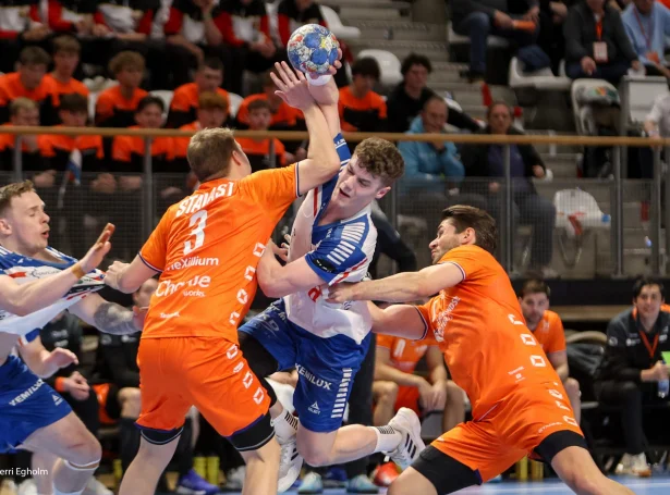 Óli Mittún og hinir fara aftur eftir at basa Niðurlondum (Savnsmynd: Sverri Egholm)