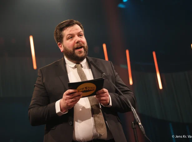 Eirikur í Jákupsstovu, her til FMA í Varpinum, skal í ár handað sum landsstýrismaður í almanna- og mentamálum. Hetta í bygdini har hann sjálvur er uppvaksin (Mynd: Jens Kr. Vang)