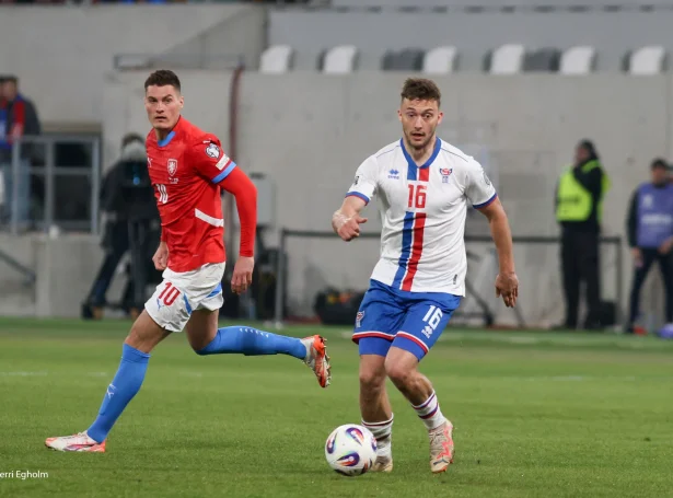 Patrik Schick (nummar 10) avgjørdi fyrr í ár móti Føroyum, tá hann og Gunnar Vatnhamar (nummar 16) skoraðu málini. Annars hevur Schick ikki verið tøkur til dystirnar hjá Kekkia móti júst Føroyum seinastu árini (Mynd: Sverri Egholm)