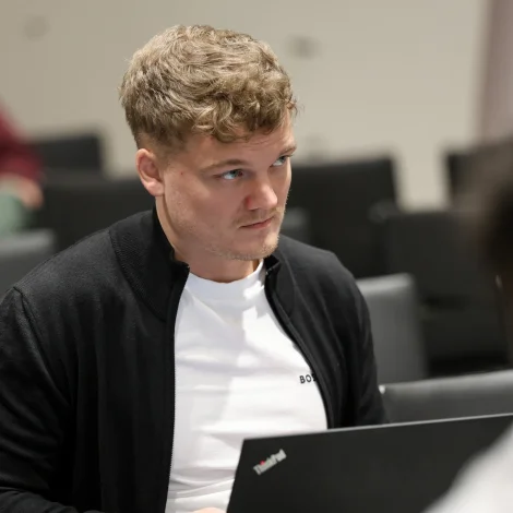 Hevur Trygvi sjálvur sett sít fantasilið? Kanska verturin fær nøkur góð ráð í sendingini i dag, har stovnarin og vinnarin í fjør vitja (Mynd: Sverri Egholm)