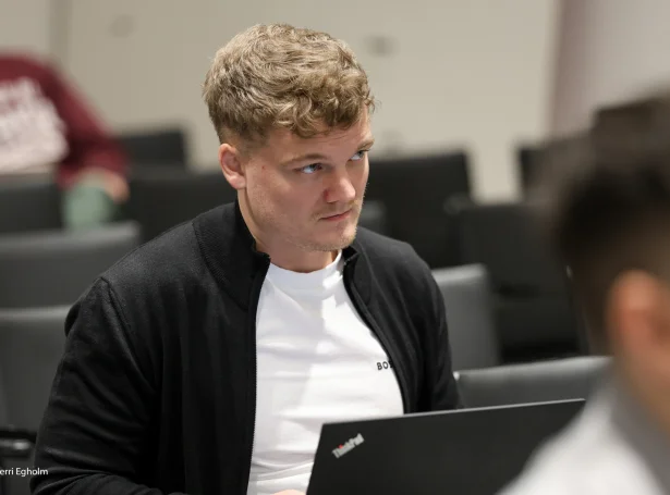 Hevur Trygvi sjálvur sett sít fantasilið? Kanska verturin fær nøkur góð ráð í sendingini i dag, har stovnarin og vinnarin í fjør vitja (Mynd: Sverri Egholm)