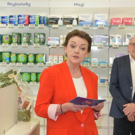 Landsstýriskvinnan í barna- og útbúgvingarmálum loyst úr starvi