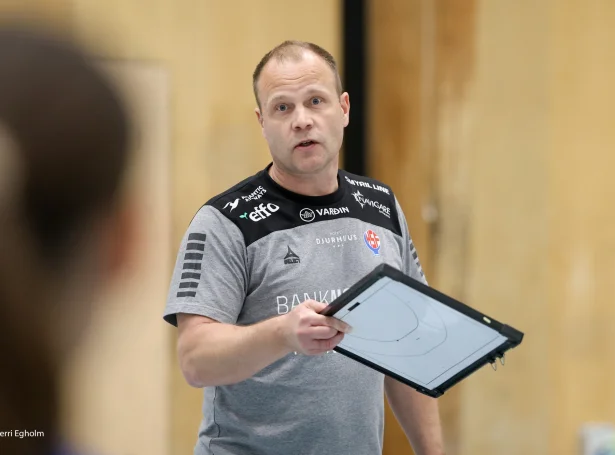 - Síðst høvdu vit Luksemborg í bólkinum, men nú eru Føroyar styrkismettar lægst, og Portugal eru frá triðja styrkisbólki, vísr Claus Mogensen á. Í morgin skulu hann og føroyska liðið til Íslands, har fyrsta uppgávan í undankappingni bíðar (Savnsmynd: Sverri Egholm)